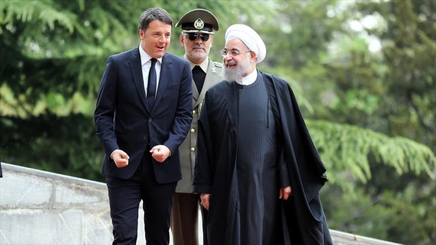 El presidente iraní, Hasan Rohani (derecha), recibe al primer ministro italiano, Matteo Renzi, en Teherán, el 12 de abril de 2016.