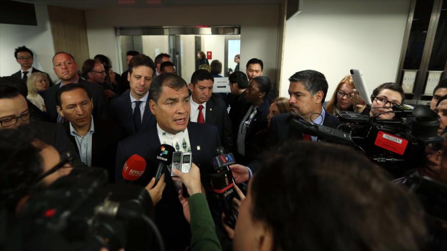 El Presidente de Ecuador, Rafael Correa, se dirige a la prensa poco después de firmar junto al secretario general de la ONU, Ban Ki-moon, la invitación para la Conferencia Hábitat III, prevista para octubre en Quito (capital de Ecuador), 12 de abril de 2016.