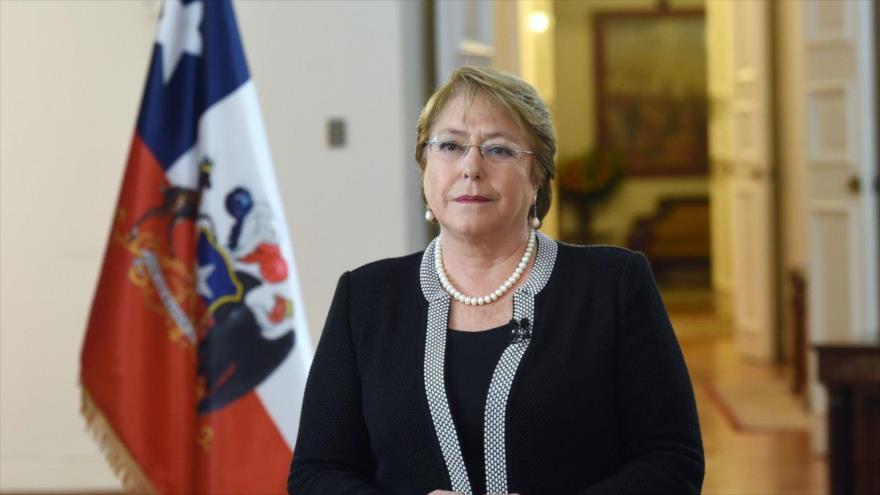 La presidenta de Chile, Michelle Bachelet, durante una transmisión televisiva donde anuncia los mecanismos que darán pie a la reforma de la Carta Magna, octubre de 2015.