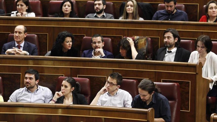 El líder de Podemos, Pablo Iglesias, (1dcha.) y el portavoz de la formación morada en el Congreso, Íñigo Errejón (2dcha.) .