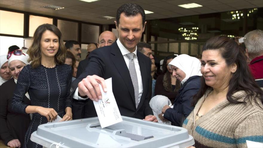 El presidente sirio, Bashar al-Asad, y su esposa, votan en un colegio electoral en Damasco, la capital de Siria, 14 de abril de 2016.