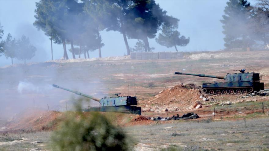 Tanques del Ejército turco lanzan fuego contra territorios sirios.