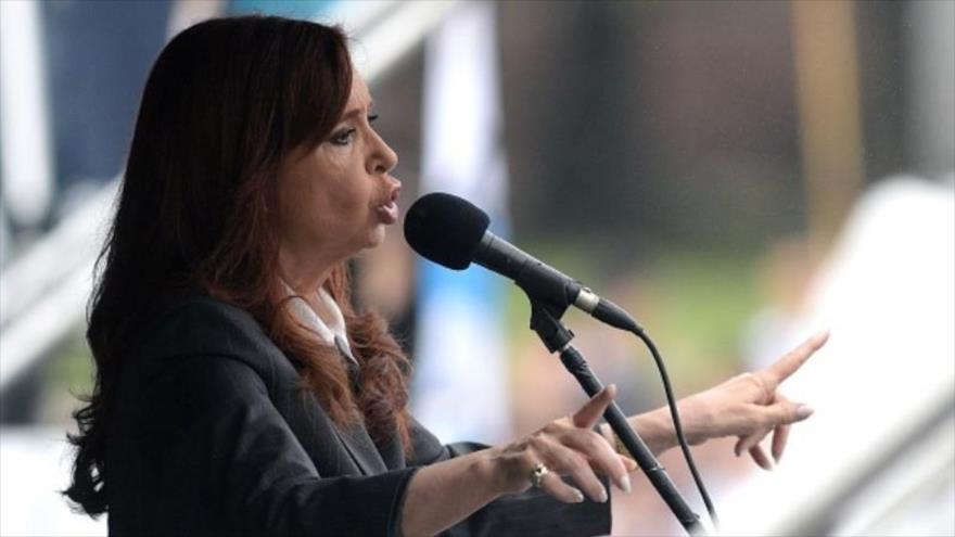 La expresidenta argentina, Cristina Fernández de Kirchner, ofrece su discurso ante una multitud en la ciudad de Buenos Aires (capital) poco después de que aclarara ante la Justicia su presunta implicación en lavado de dinero, 13 de abril de 2016. 