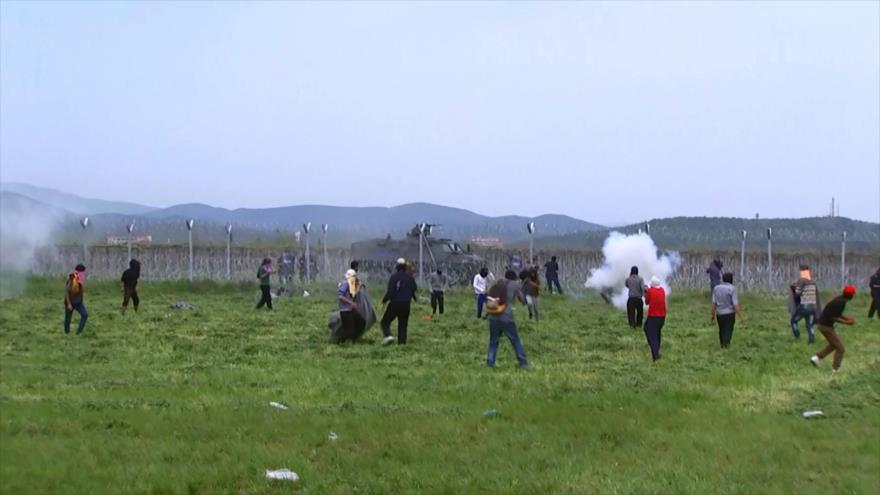 La policía de Macedonia recurre a la fuerza contra los refugiados