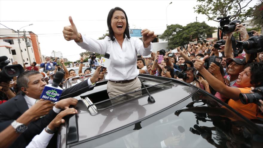 La candidata de Fuerza Popular, Keiko Fujimori, entre sus simpatizantes, 10 de abril de 2016.