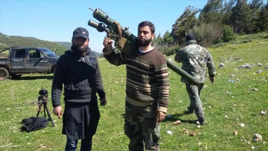Un supuesto miembro de la llamada oposición siria porta una pieza del antiaéreo MANPAD.