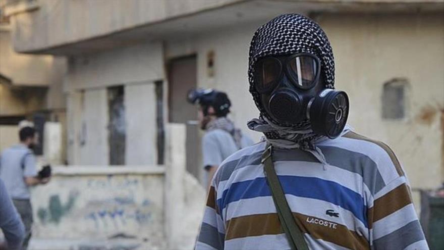 Activistas recogen pruebas del supuesto ataque químico en Zamalka, a las afueras de Damasco, capital de Siria.