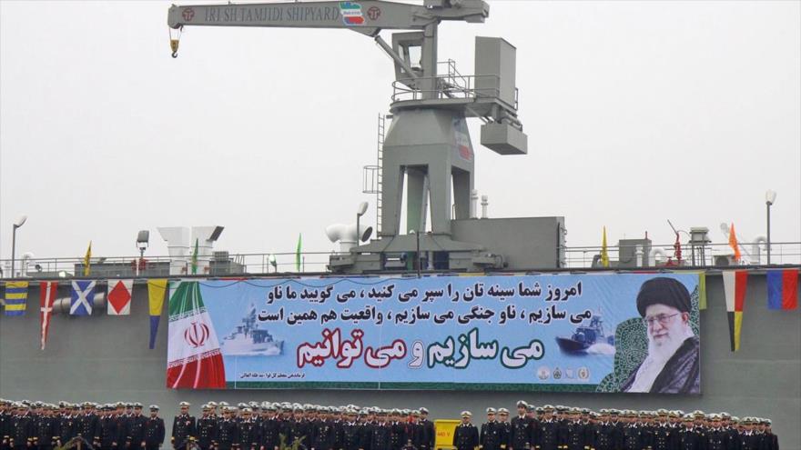 El Ministerio de Defensa iraní entrega un dique flotante de 2000 toneladas, de fabricación nacional, a la Fuerza Naval del Ejército, en el puerto de Anzali, en el norte del país persa, 14 de abril de 2016.