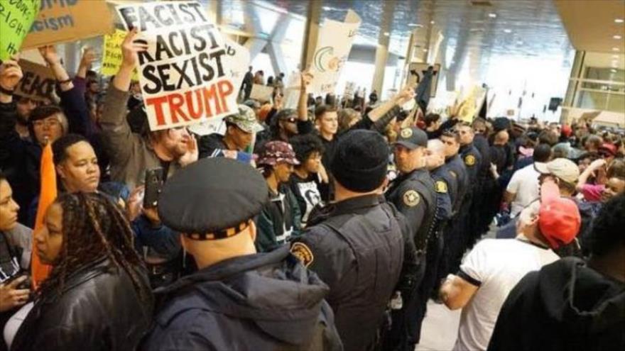 Detractores del precandidato republicano a la Presidencia de EE.UU. Donald Trump protestan en Pittsburgh, en el estado nororiental de Pensilvania, 13 de abril de 2016.
