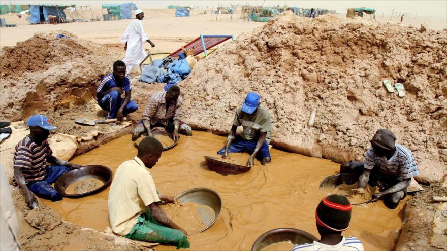 Trabajadores buscan oro en una mina en Sudán.