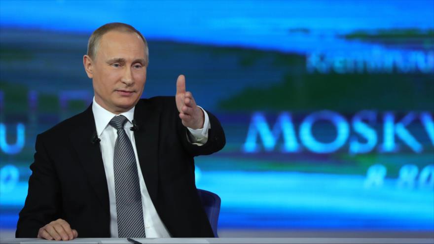 Presidente de Rusia, Vladimir Putin, habla durante la 14 edición del programa ‘Línea directa’, en el que contesta a las preguntas de los ciudadanos del país, 14 de abril de 2016.