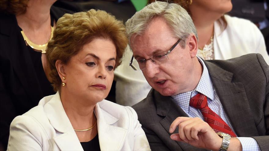 Dilma Rousseff junto a su ministro de Ciencia y Tecnología, Celso Pansera, en el Palacio de Planalto, Brasilia, 12 de abril 2016.