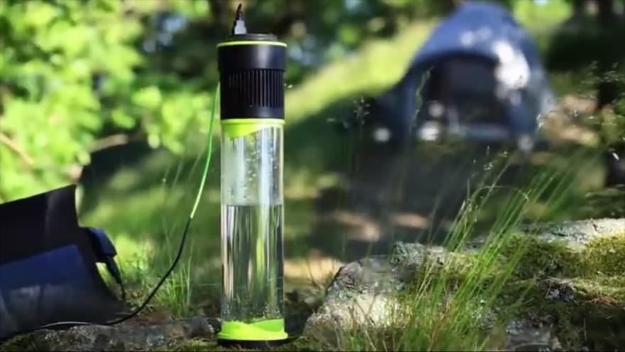 Botella denominada “Fontus Airo”, que puede convertir el aire en agua.