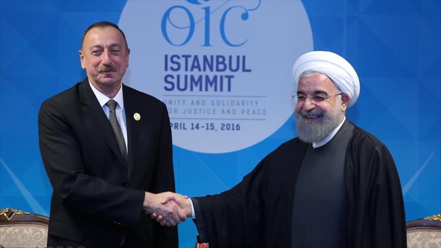 El presidente de Irán, Hasan Rohani (dcha.), se reúne con su par azerbaiyano, Ilham Aliyev, en la ciudad turca de Estambul, 14 de abril de 2016.