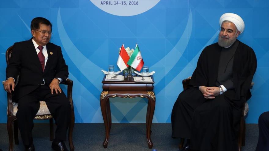 El presidente de Irán, Hasan Rohani (dcha.), se reúne con el vicepresidente de Indonesia, Muhammad Jusuf Kalla, en la ciudad turca de Estambul, 14 de abril de 2016.