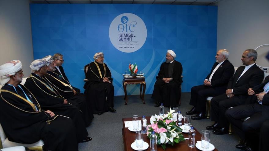 El presidente de Irán, Hasan Rohani (dcha.), se reúne con el presidente del Consejo de Estado de Omán, Yahya bin Mahfouz Al-Mundhiri, en la ciudad turca de Estambul, 14 de abril de 2016.