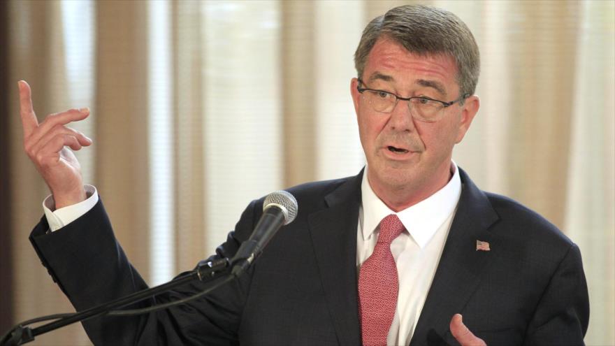 El secretario de Defensa de EE.UU., Ashton Carter, en una rueda de prensa en Manila, capital filipina, con su par filipino, Voltaire Gazmin, 14 de abril de 2016.