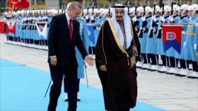Erdogan recibe al rey saudí en Ankara con una marcha militar rusa
