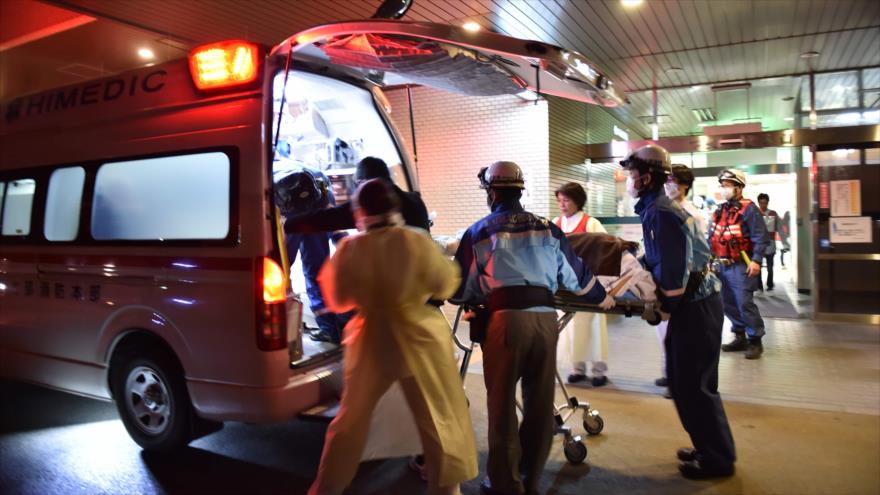 Un paciente es evacuado por el personal de urgencias a un hospital ubicado en la ciudad japonesa de Kumamoto 15 de abril de 2016.