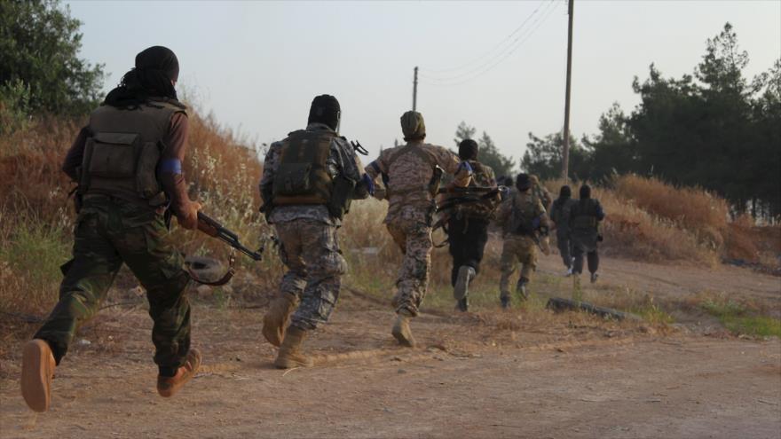 Miembros del grupo terrorista Frente Al-Nusra, rama de Al-Qaeda en Siria, en la provincia noroccidental de Idlib, 28 de mayo de 2015. 