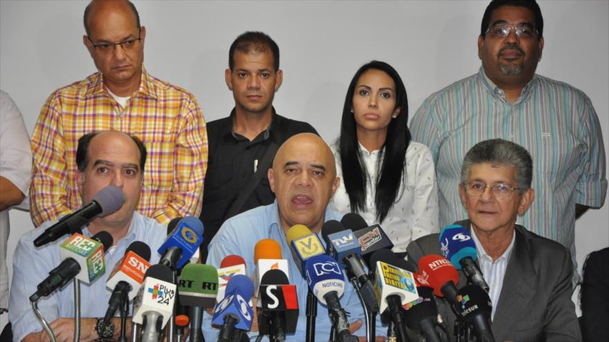 El secretario de la opositora Mesa de la Unidad Democrática (MUD) de Venezuela, Jesús Chúo Torrealba (centro), el presidente del Parlamento, Henry Ramos Allup (dcha.), y otros miembros del sector derecha en una rueda de prensa.