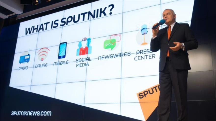 Dmitry Kiselyov, director general de Sputnik News presenta su agencia de noticias en Moscú, capital rusa, 10 de noviembre de 2014.