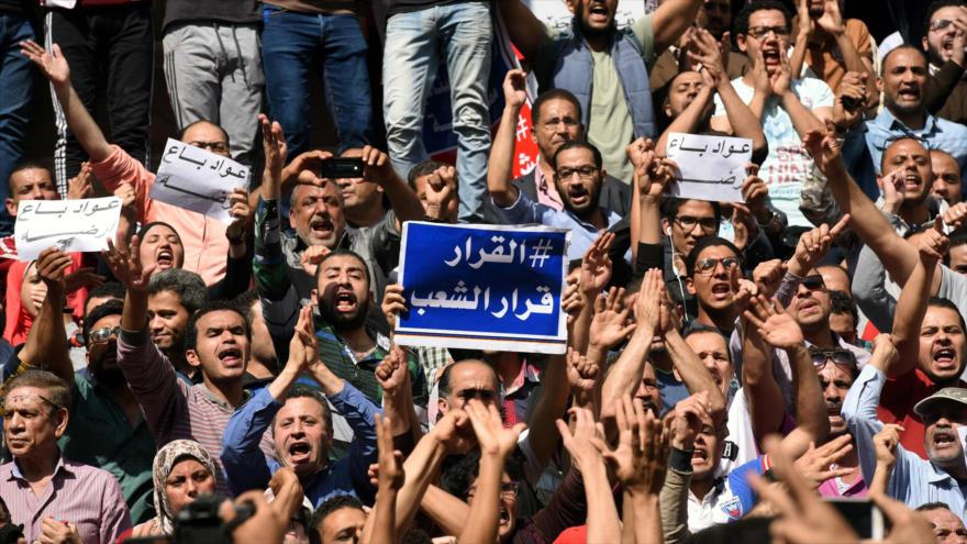 Manifestantes egipcios en El Cairo denuncian la decisión del gobierno para ceder dos islas a Arabia Saudí, 15 de abril de 2016.