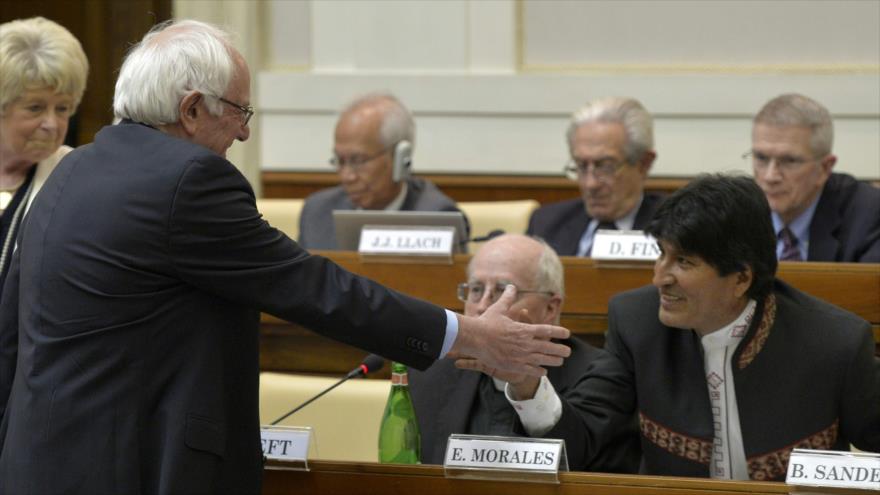 El presidente de Bolivia, Evo Morales (dcha.), y el precandidato demócrata a la Presidencia de EE.UU., Bernie Sanders, se dan la mano en el Tercer Encuentro Mundial de los Movimientos Sociales, en el Vaticano, 15 de abril de 2016.