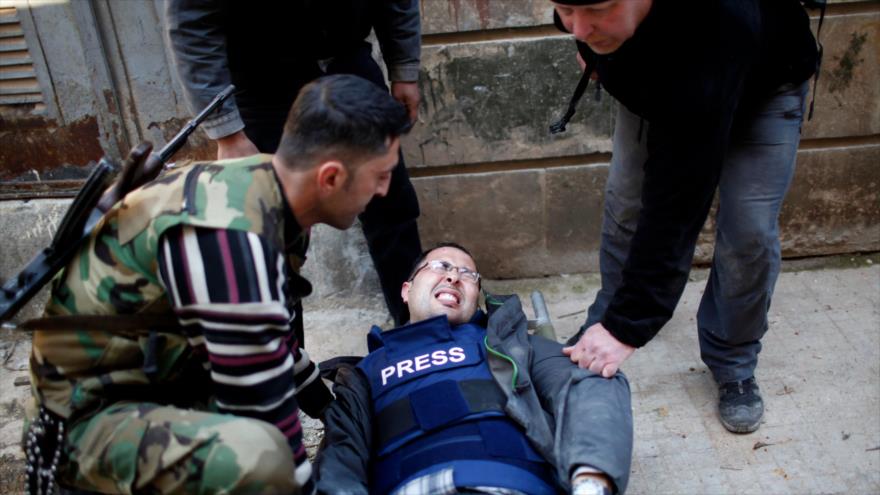 Un reportero recibe impacto de bala en su pierna mientras grababa un reportaje en Alepo (Siria).