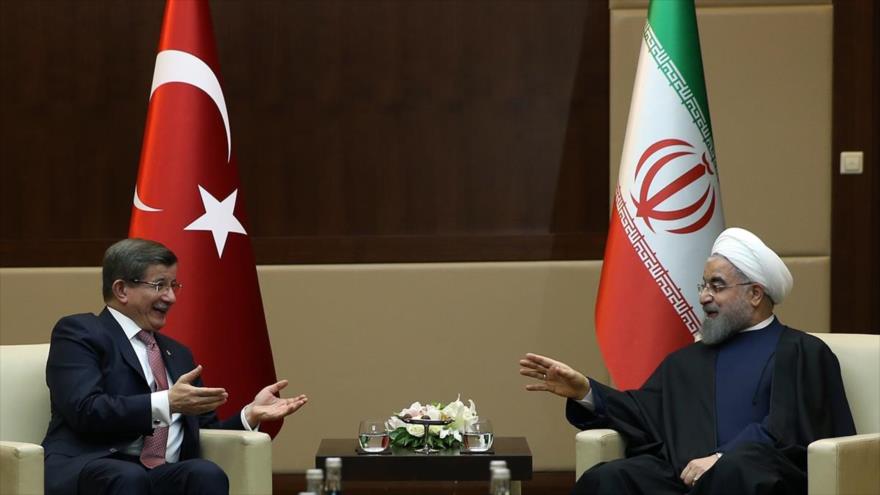 El presidente iraní, Hasan Rohani (dcha.), se entrevista con el primer ministro turco, Ahmet Davutoglu, en Ankara, capital de Turquía. 16 de abril de 2016