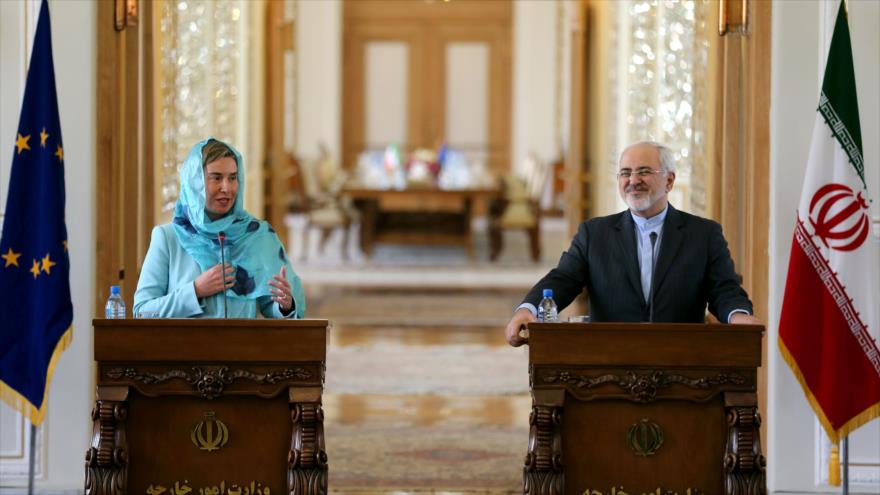 La jefa de la Diplomacia de la UE, Federica Mogherini, y el canciller iraní, Mohamad Yavad Zarif, ofrecen una rueda de prensa conjunta en Teherán, capital persa, 16 de abril de 2016.