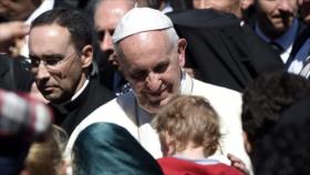 El papa vuelve de Grecia con 12 refugiados sirios ‎que acogerá en el Vaticano