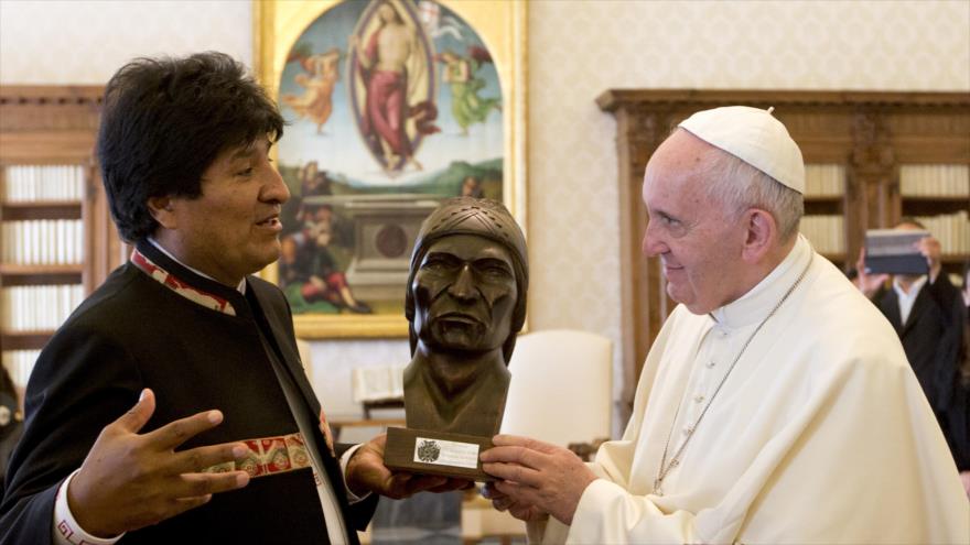 El presidente de Bolivia, Evo Morales (izda.), se reúne con el Papa Francisco en el Vaticano, 15 de enero de 2016.