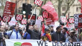 Miles de londineses toman las calles para pedir la renuncia de Cameron