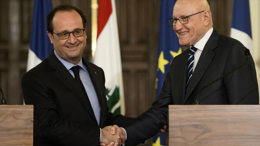 Presidente francés, Francois Hollande (izda.) y el primer ministro libanés, Tamam Salam, se dan la mano durante una conferencia de prensa tras reunirse en Beirut, capital libanesa, 16 de abril de 2016.