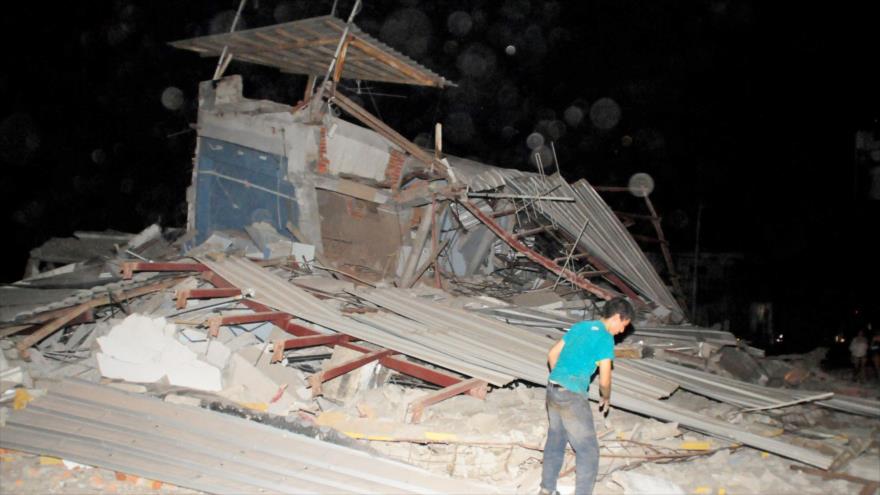 Un hombre se encuentra en medio de edificios destruidos después de un terremoto en la ciudad de Guayaquil, Ecuador. 16 de Abril de 2016