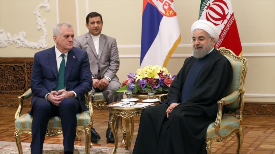 El presidente de Irán, Hasan Rohani (dcha.), recibe a su homólogo serbio, Tomislav Nikolić, en Teherán, capital iraní, 17 de abril de 2016.