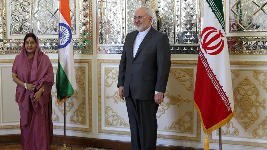 El ministro iraní de Asuntos Exteriores, Mohamad Yavad Zarif, recibe a su homóloga india, Sushma Swaraj, en Teherán, capital persa, 17 de abril de 2016.