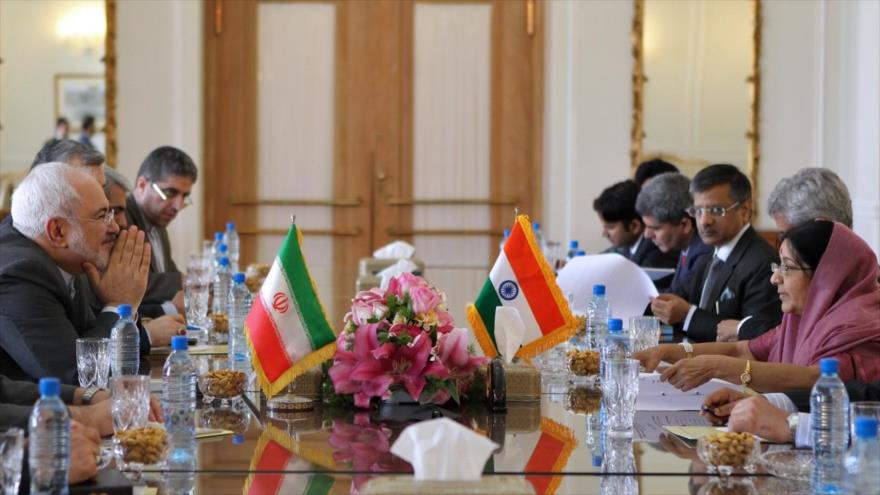 El ministro iraní de Asuntos Exteriores, Mohamad Yavad Zarif, se reúne con su homóloga india, Sushma Swaraj, en Teherán, capital persa, 17 de abril de 2016.