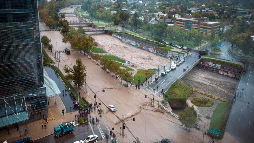 La imagen del desbordamiento del río Mapocho durante las fuertes lluvias en Santiago, capital chilena, 17 de abril de 2016.