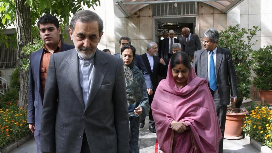 El director del Centro de Estudios Estratégicos del Consejo de Discernimiento del Sistema de la República Islámica de Irán, Ali Akbar Velayati, recibe a la ministra de Asuntos Exteriores de La India, Sushma Swaraj, en Teherán, capital persa, 17 de abril de 2016.