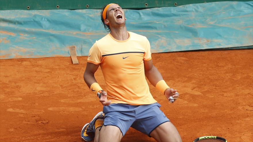 El tenista español, Rafael Nadal reacciona por su victoria en la final del Masters 1000 de Montecarlo, 17 de abril de 2016.