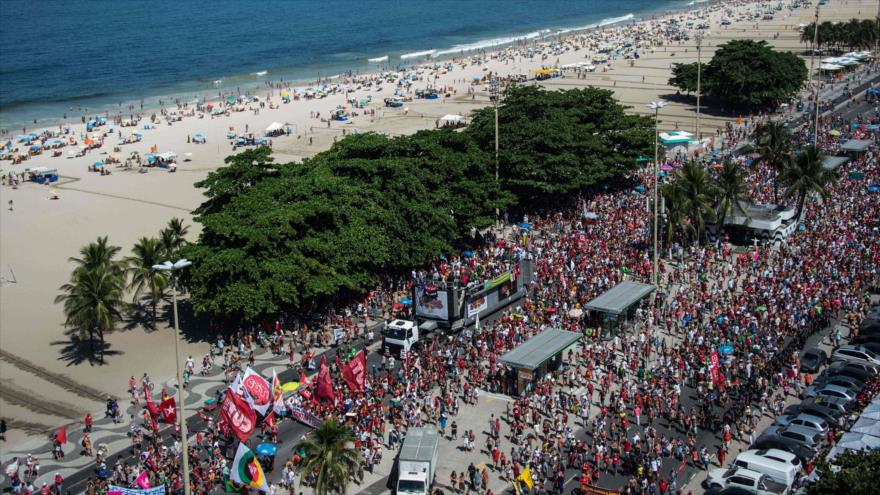 Partidarios del Gobierno de la presidenta brasileña, Dilma Rousseff, protestan contra el proceso de destitución de la mandataria en la playa de Copacabana, en Río de Janeiro (sureste), 17 de abril de 2016.