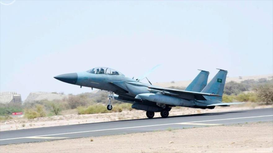 Un avión de guerra saudí despega para participar en bombardeos sobre Yemen.