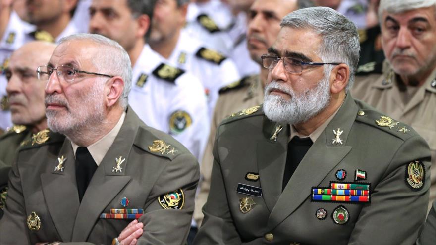 El comandante de la Fuerza Terrestre del Ejército de la República Islámica de Irán, el general de brigada Ahmadreza Purdastan (drcha.)