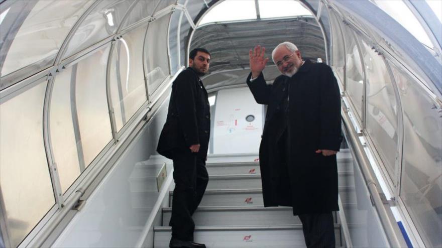 El ministro iraní de Asuntos Exteriores, Mohamad Yavad Zarif (derecha), se despide antes de abandonar Teherán.