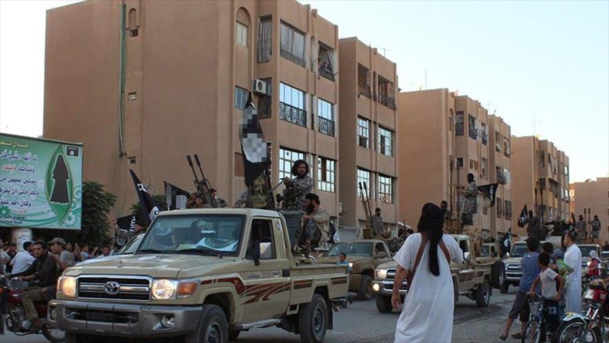 Integrantes del grupo terrorista EIIL (Daesh, en árabe) desfilan en Al-Raqa, norte de Siria.