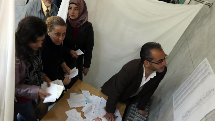 Sirios votan en un colegio electoral durante las elecciones parlamentarias en Damasco (capital siria), 13 de abril de 2016.