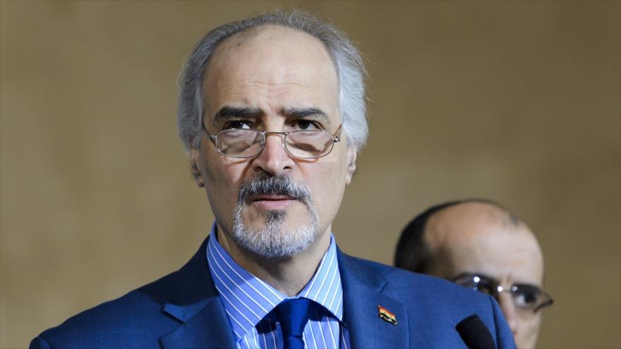 El representante permanente de Siria ante la Organización de las Naciones Unidas (ONU), Bashar al-Yafari, durante una conferencia de prensa, en Ginebra (Suiza), 18 de abril de 2016.