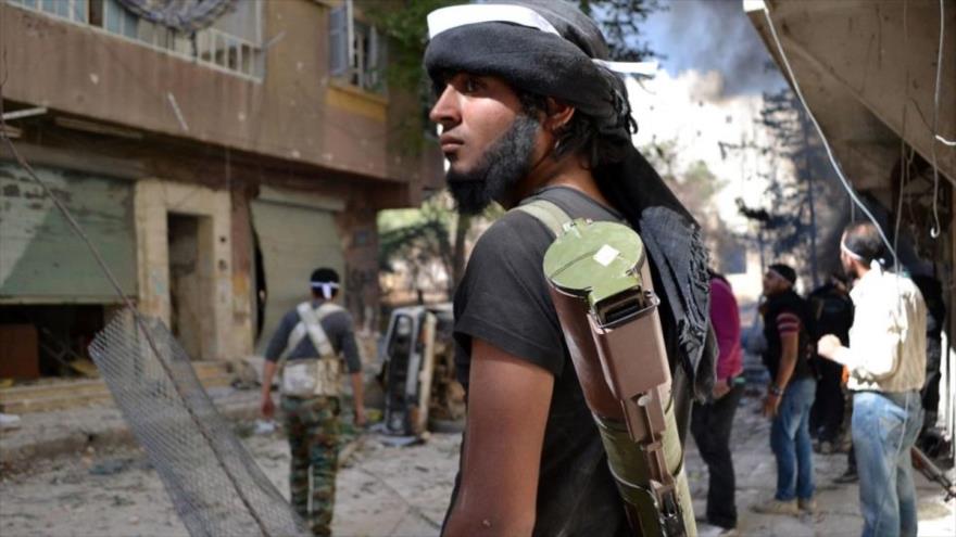 Un miliciano de la llamada oposición siria en la provincia de Alepo, norte de Siria.